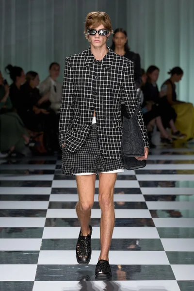 Look 19